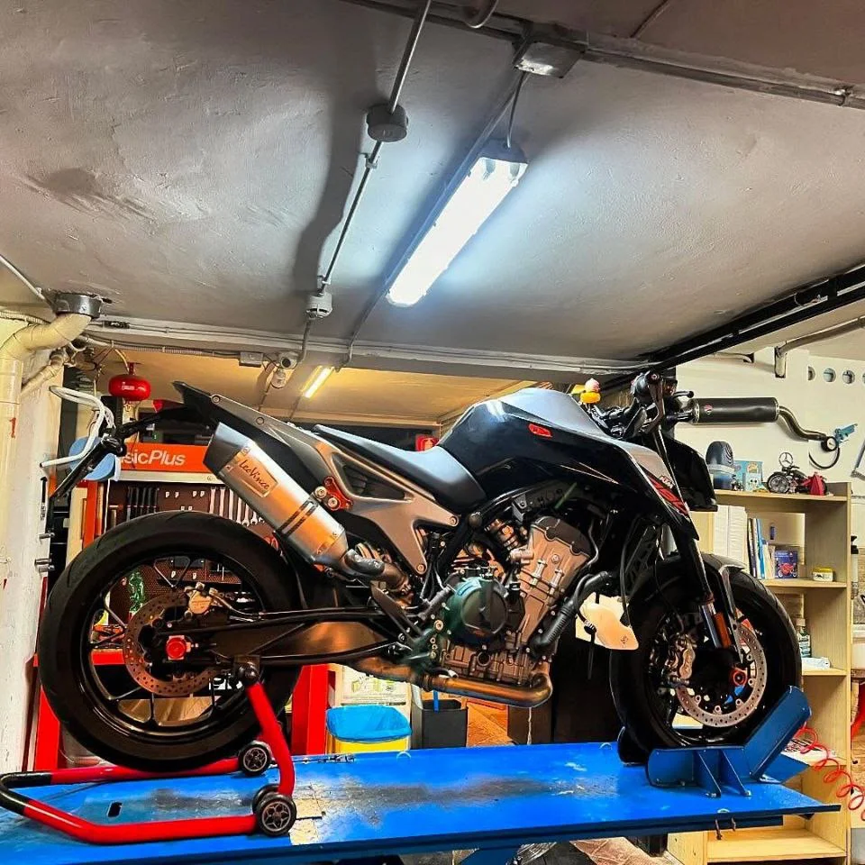 Moto su ponte in officina