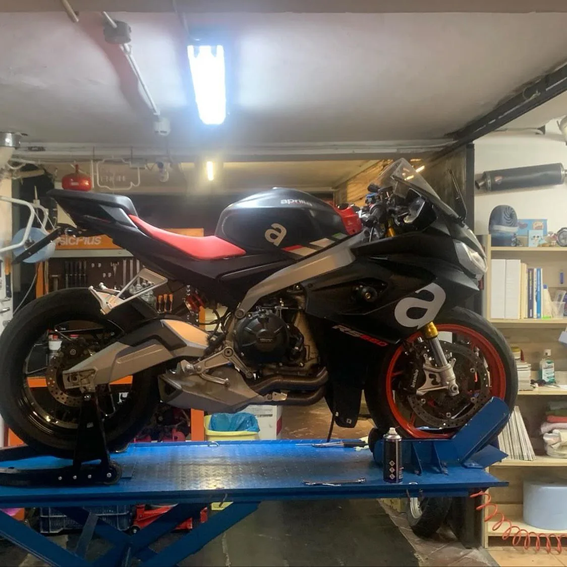 Moto su ponte elevatore